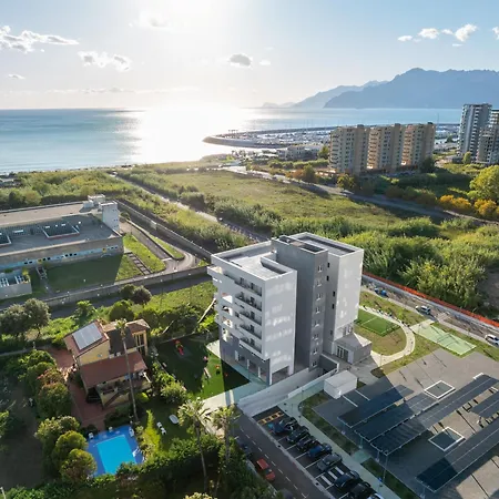 Lantern Penthouse Rum i privatbostad Salerno