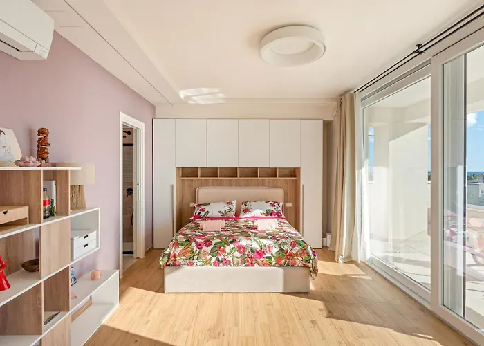 Lantern Penthouse Homestay Salerno